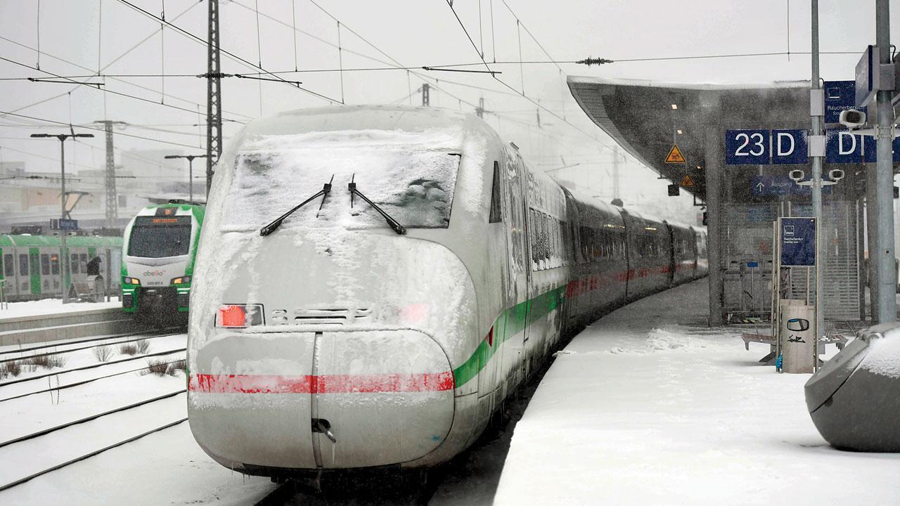 Heavy snowstorm pounds Germany, upends travel