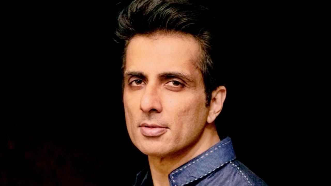 Sonu Sood to distribute e-rickshaws