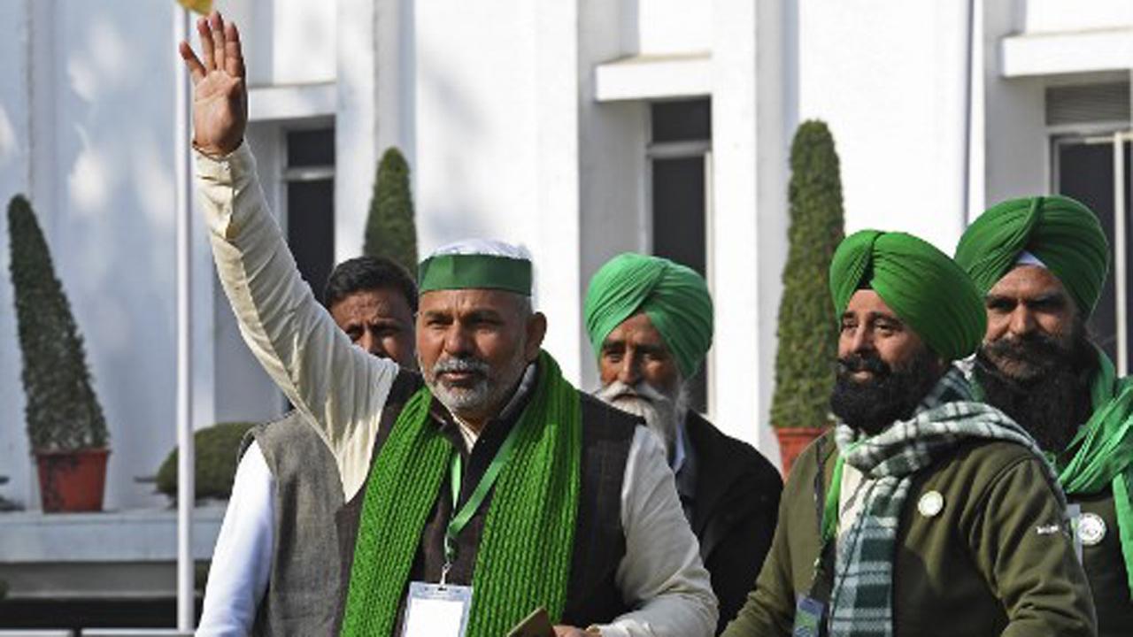 Rakesh Tikait, farmer leaders fall as stage collapses during 'Kisan Mahapanchayat' in Haryana