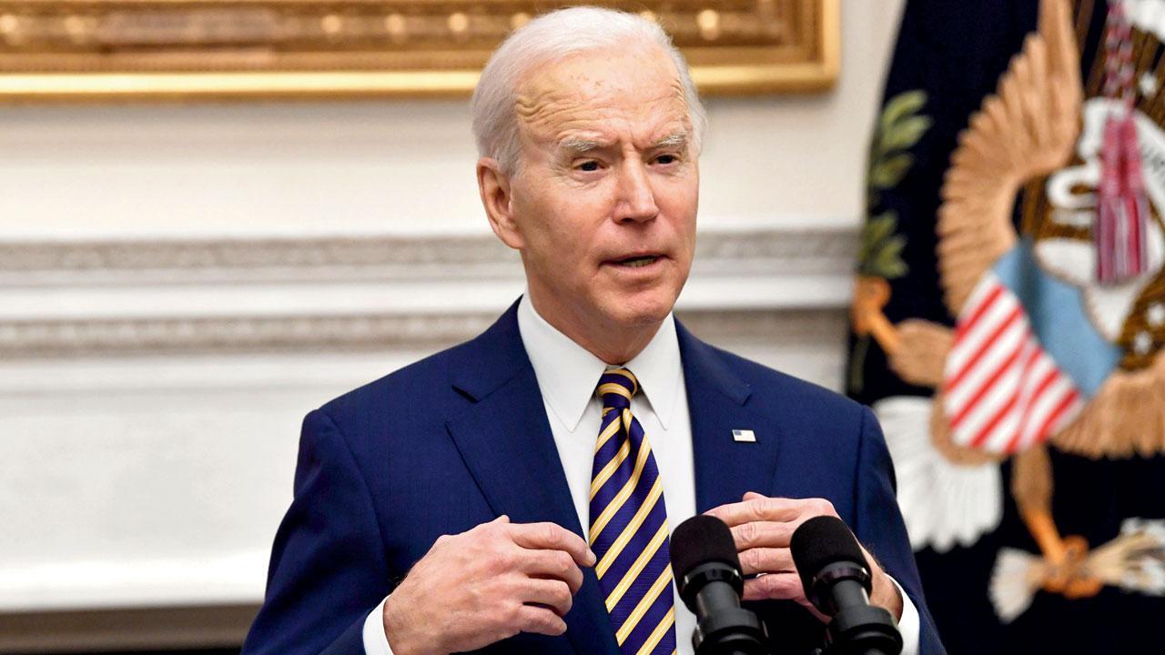 Biden bars Trump from intel briefings