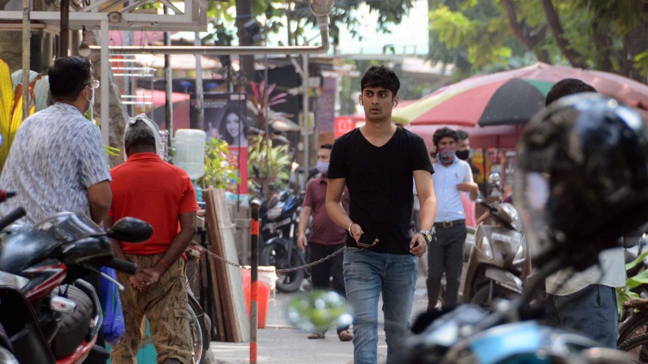 Mumbai: COVID-19 protocols go for toss as people violate social distancing norms, go maskless