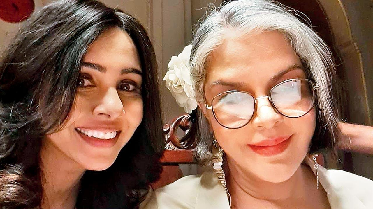 Zeenat Aman completes 50 years in Bollywood; Suchitra Krishnamoorthi shares a glimpse of the celebrations