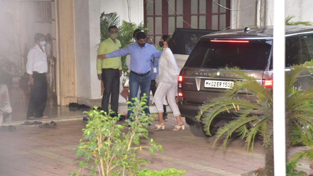 Bollywood celebrities like Lata Mangeshkar, Sunny Deol. Manoj Kumar, and Neetu Kapoor paid their respects and remembered the actor on social media. His sister-in-law, actress Neetu Kapoor shared a picture of Rajiv and paid her respects on her Instagram account. 
In picture: Alia Bhatt at Rajiv Kapoor's residence in Chembur.