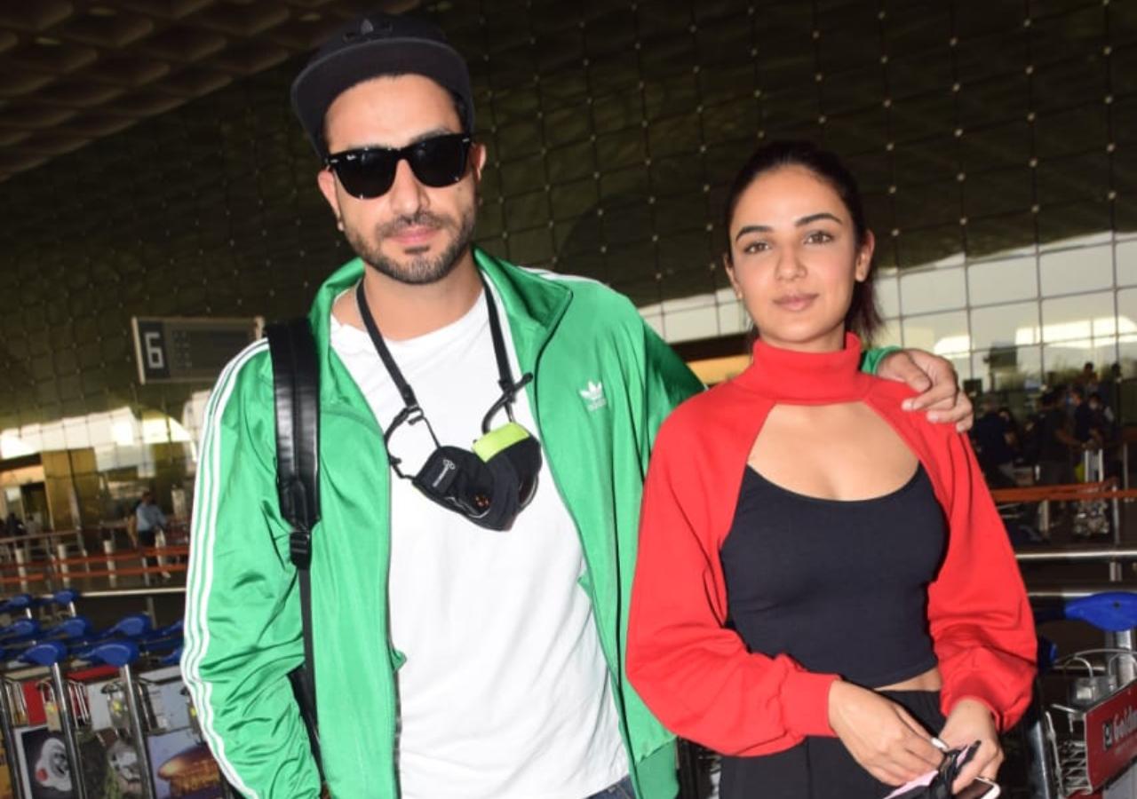 Jasmin Bhasin, who was seen in the current season of the reality show Bigg Boss 14, was snapped with her boyfriend Aly Goni. The couple made headlines due to their romantic banter inside the Salman Khan-hosted reality show.