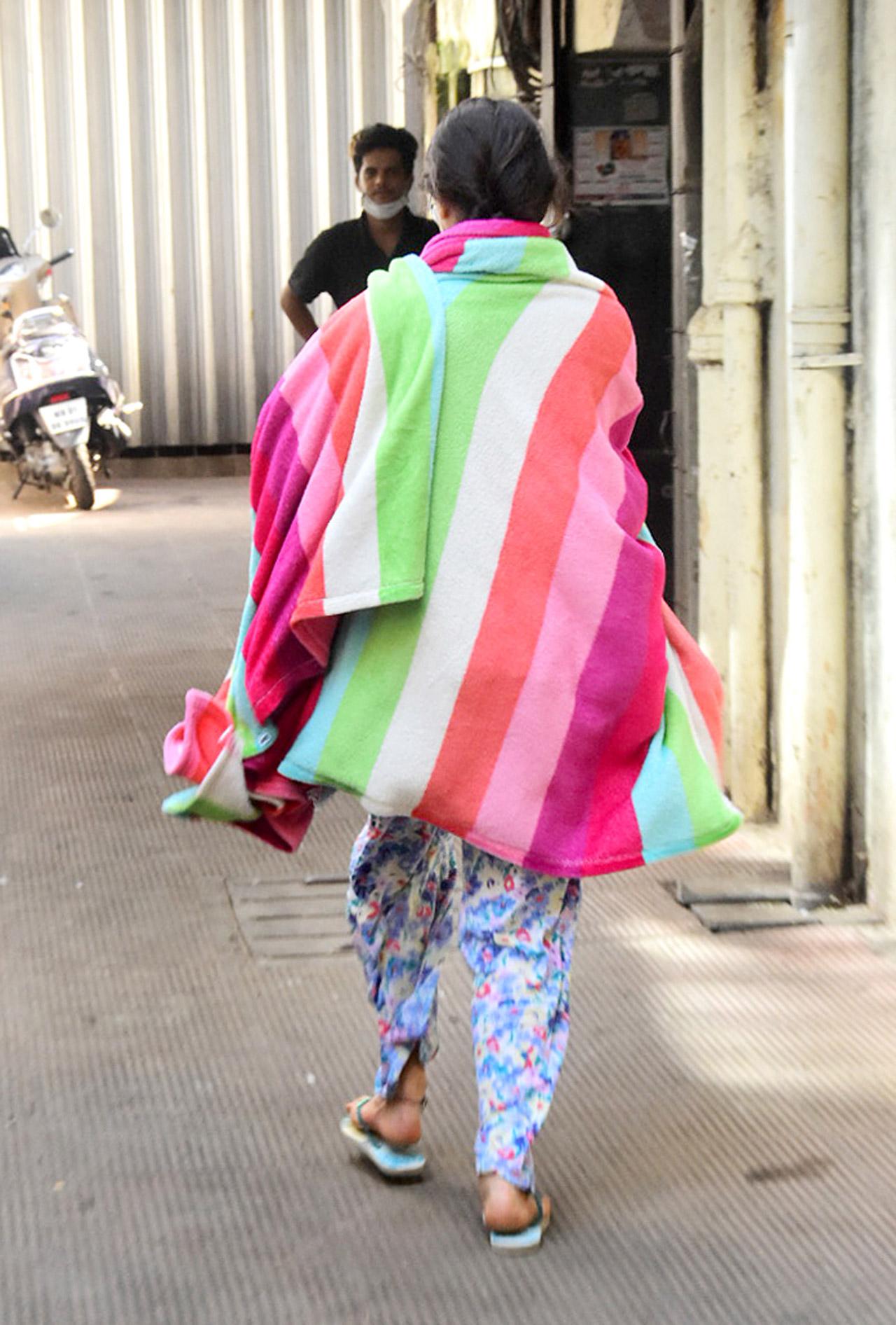 Sara Ali Khan stepped out of her car, and without showing her face walked straight into the building. She was apparently heading to a dental clinic.