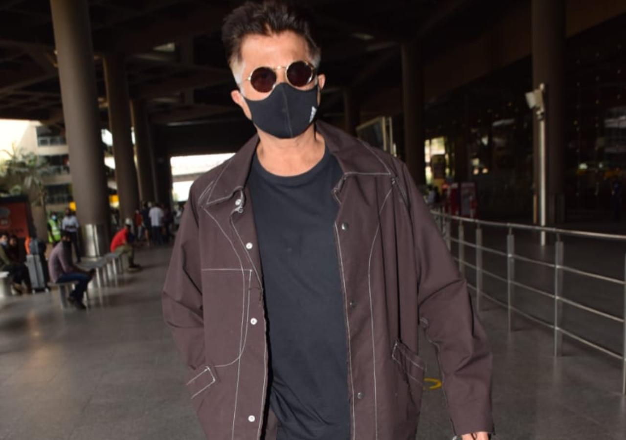 The ever-young Anil Kapoor looked stylish in his black t-shirt and brown jacket. On the work front, he is shooting for Jug Jugg Jeeyo opposite Kiara Advani, Varun Dhawan and Neetu Kapoor.
