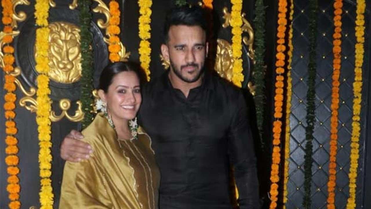 Watch Video: Anita Hassanandani, Rohit Reddy introduce their son Aaravv in a quirky way!