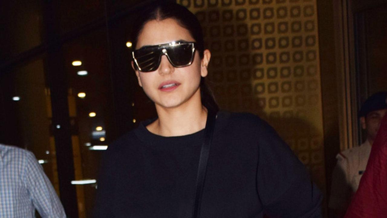 Photo Inside: Anushka Sharma looks super fit as she poses with daughter Vamika's burp cloth