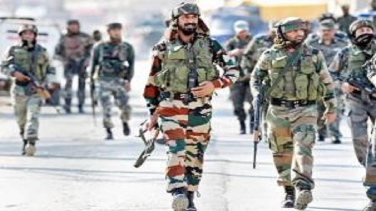 'Ye humari gun hain aur yaha patrolling ho rahi hain': Jawans join the 'pawri' and Twitterati love it