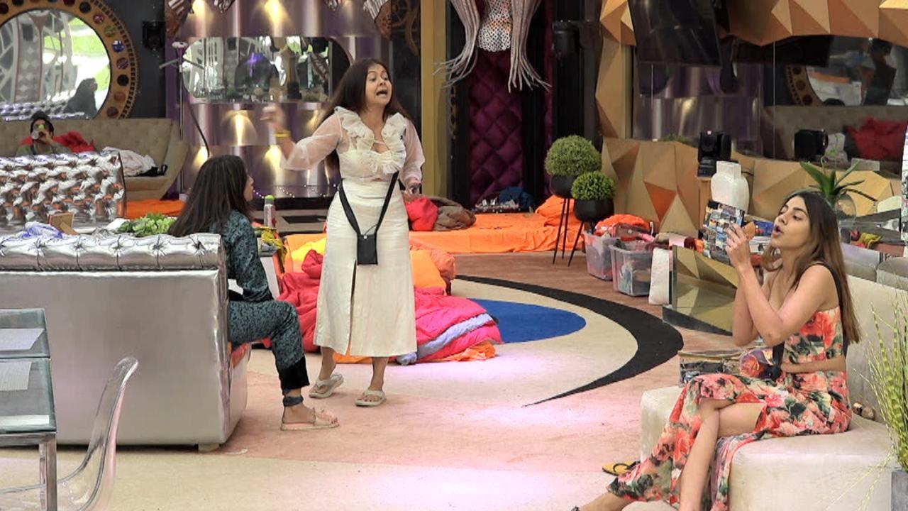 The never-ending tussle between Nikki and Devoleena continued wherein a sudden snide remark from the former got the latter agitated leading to a big fight. Not only did Devoleena questioned Nikki about taking indirect shots at her instead of directly talking to her, but also claimed that Nikki was jealous of her bond with Vikas. The two had a major showdown as Vikas joined in and took Devoleena’s side. Their war of words had no end in sight yet!
