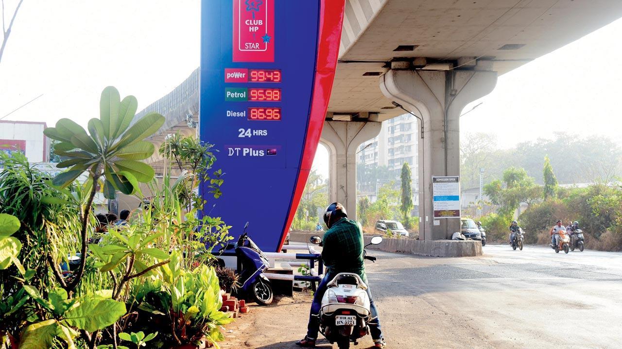 Climbing prices fuel war of words between Devendra Fadnavis and Nana Patole