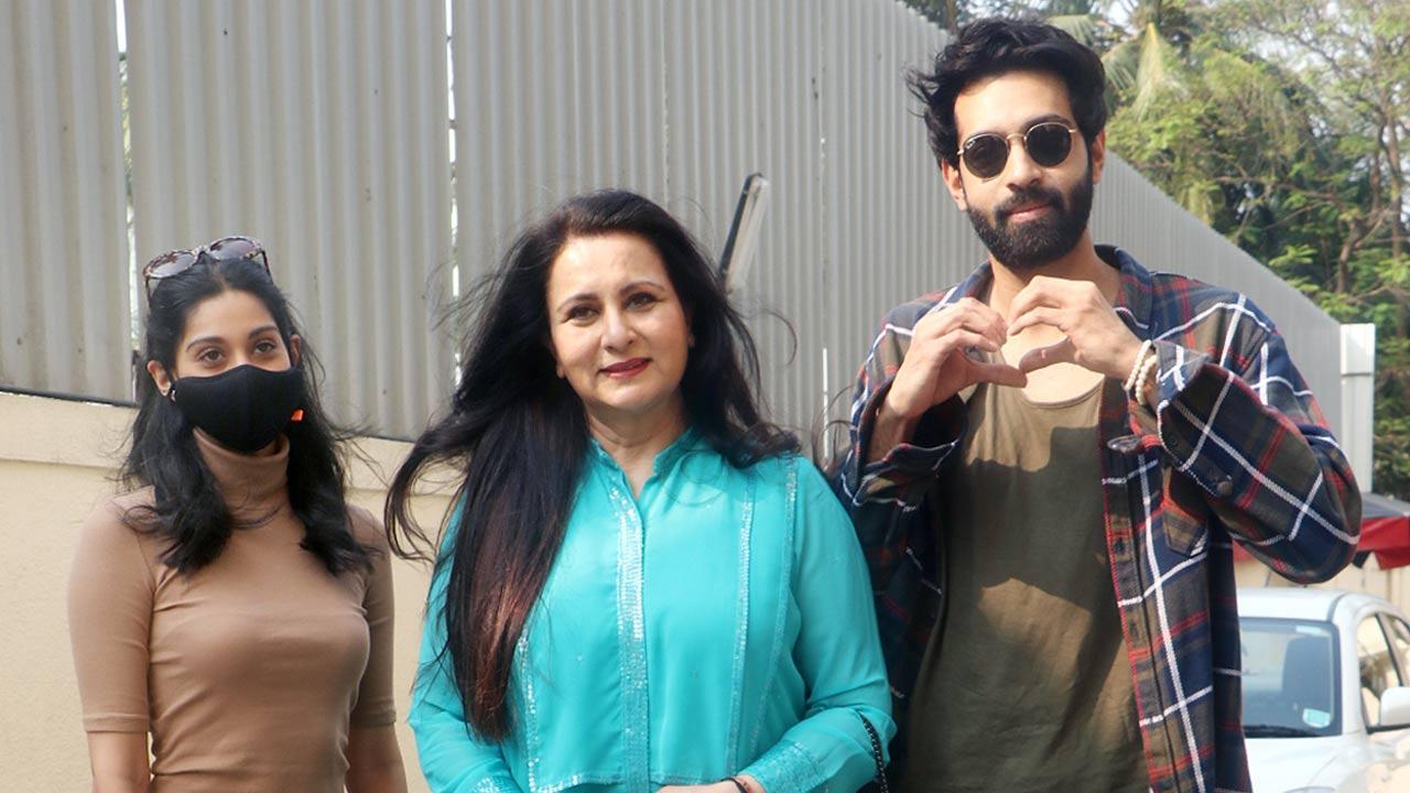 Kiara Advani, Akansha, Dhillon family at Tuesdays and Fridays movie screening