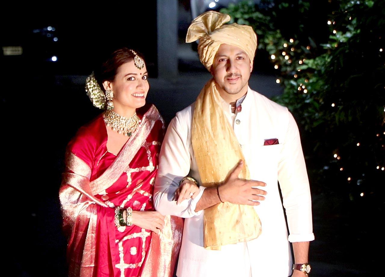 Speaking about her elaborate wedding ensemble, Dia Mirza tied her hair in a bun covered with gajra. Groom Vaibhav is in a white kurta churidar, white jacket and golden dupatta.