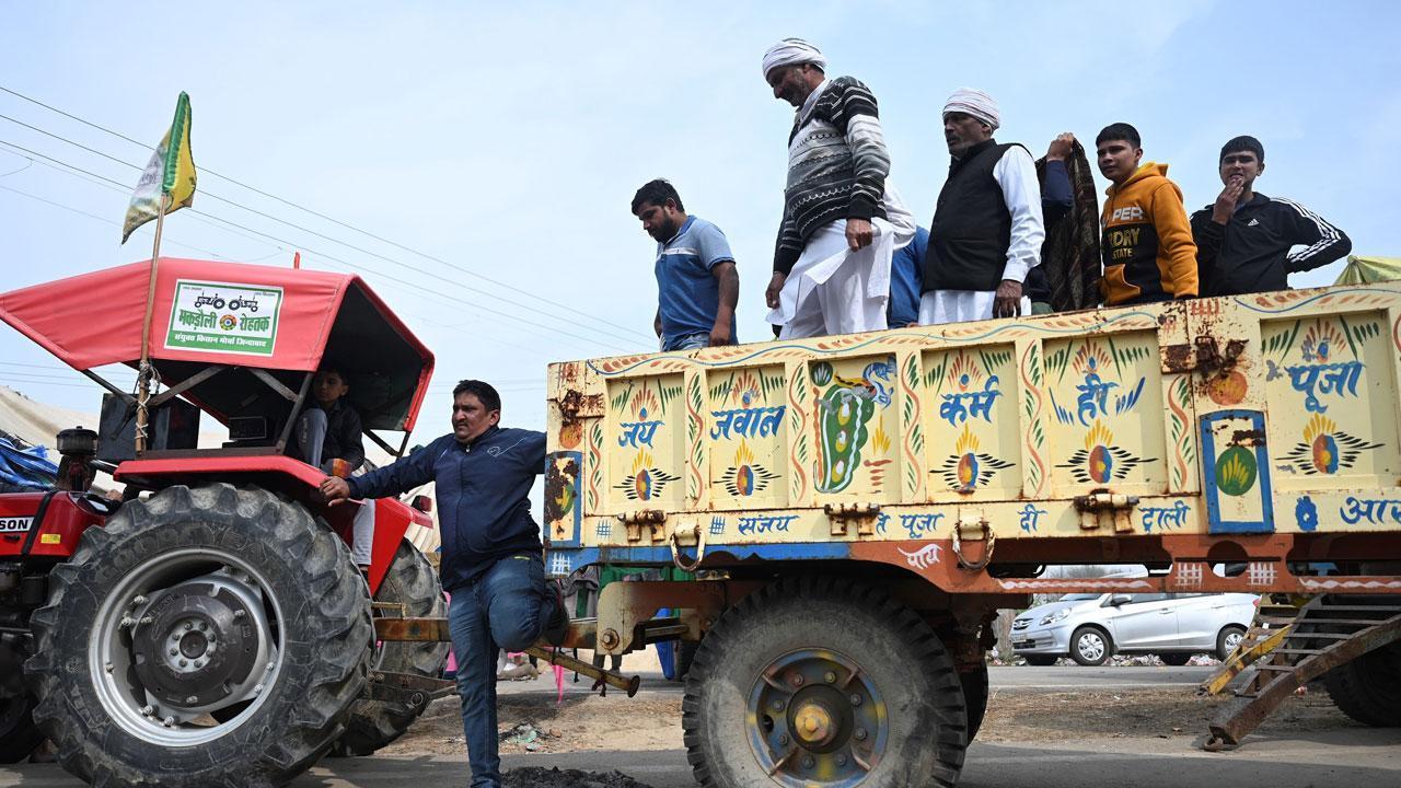 Maharashtra: Farmers block railways as part of 'rail roko', services unaffected