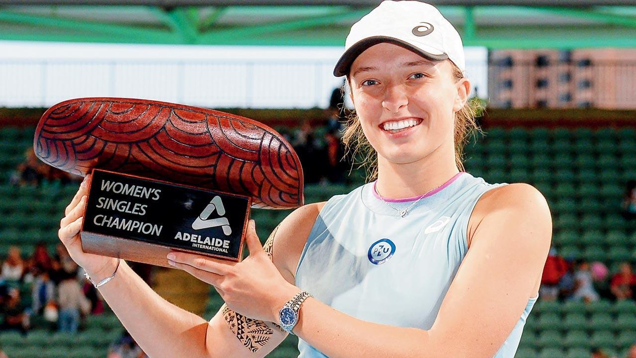 Iga Swiatek crushes Belinda Bencic to win Adelaide title