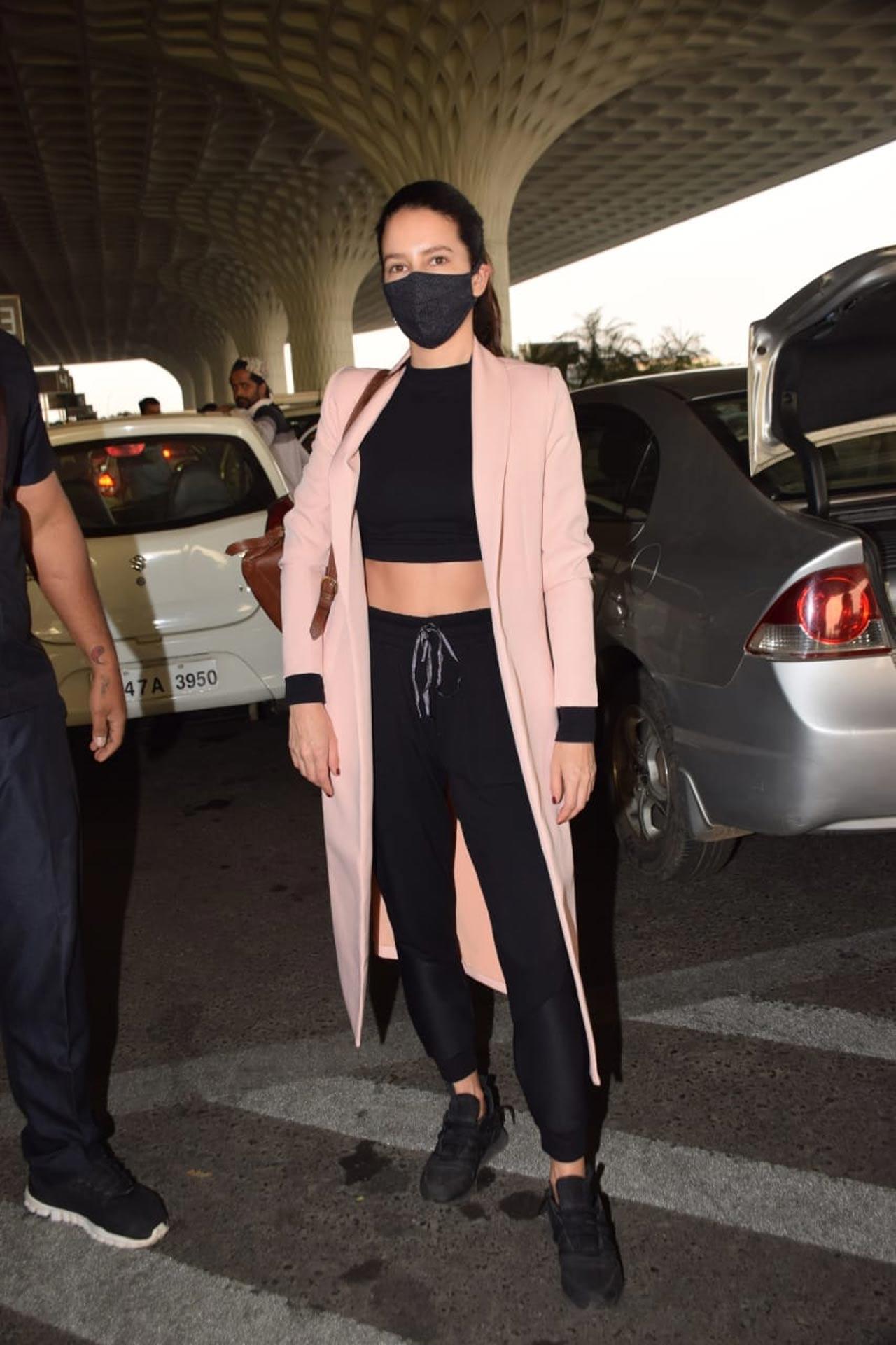 Isabelle Kaif, Katrina Kaif's sister was also spotted at the Mumbai airport. The actress, on the work front, is all set to make her Bollywood debut with Time to Dance. She will also be a part of Suswagatam Khushamdeed, opposite Pulkit Samrat.
 