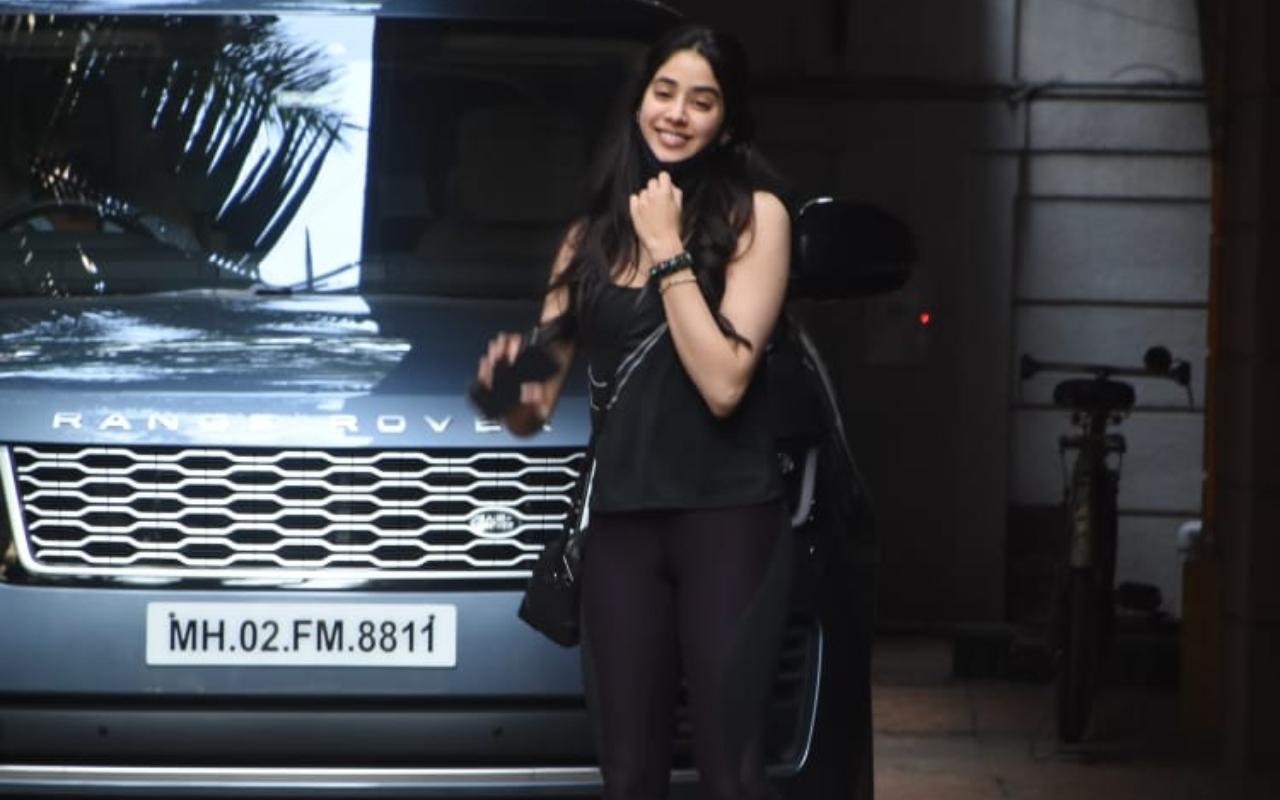 The Dhadak actress looked gorgeous in her black crop top and pants. She wore a black protective mask to prevent the spread of COVID-19.