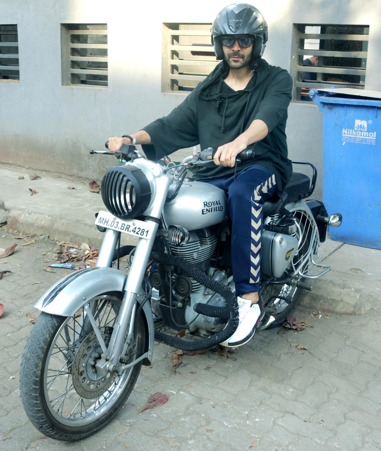 Kartik Aaryan was snapped outside a dance class in Andheri. The actor prefers to travel by bike, now-a-days!