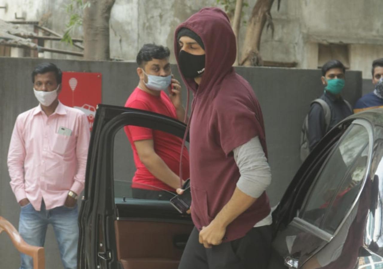Kartik Aaryan showed off his handsomeness in his purple hoodie and black pants as he was clicked in Bandra.