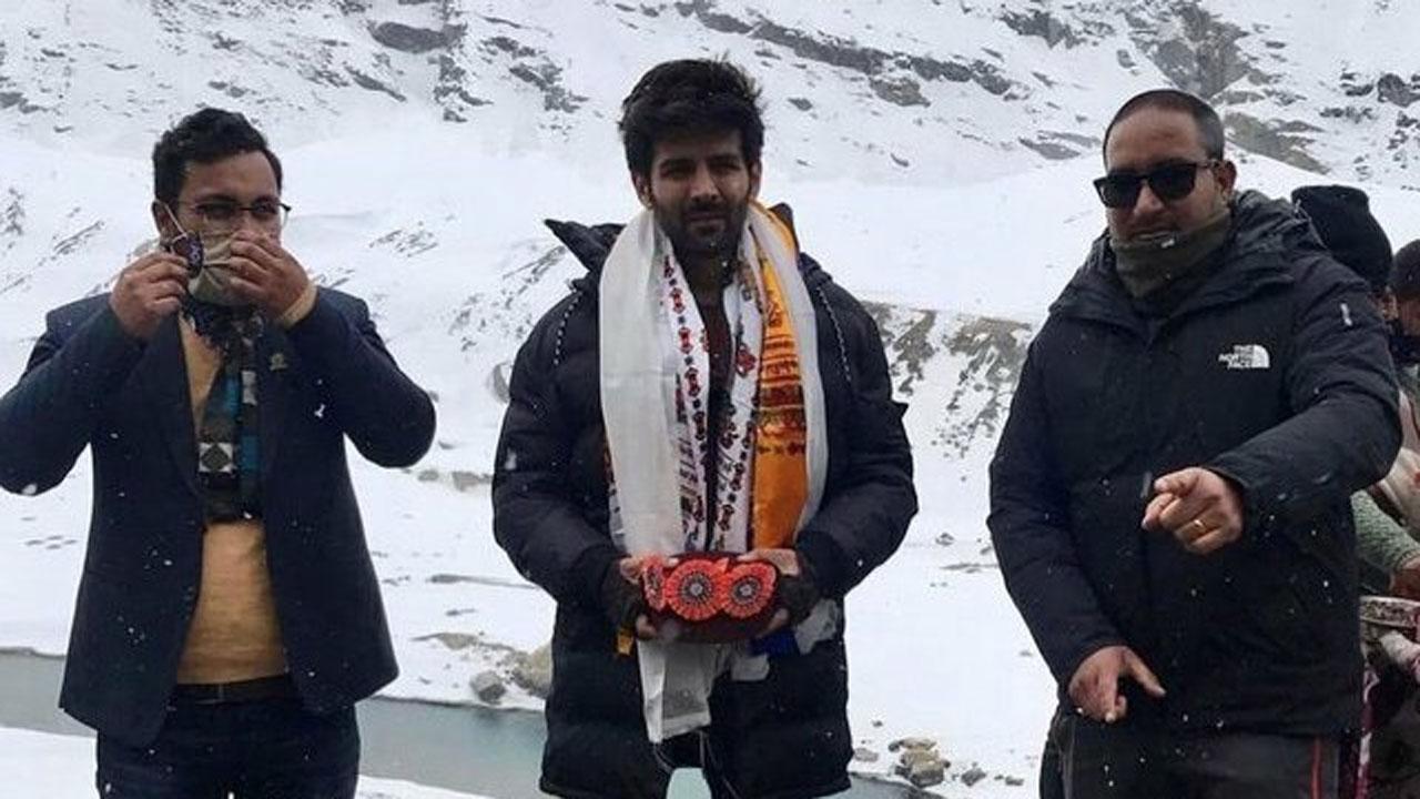 Kartik Aaryan receives warm welcome in Manali; gets mobbed by fans