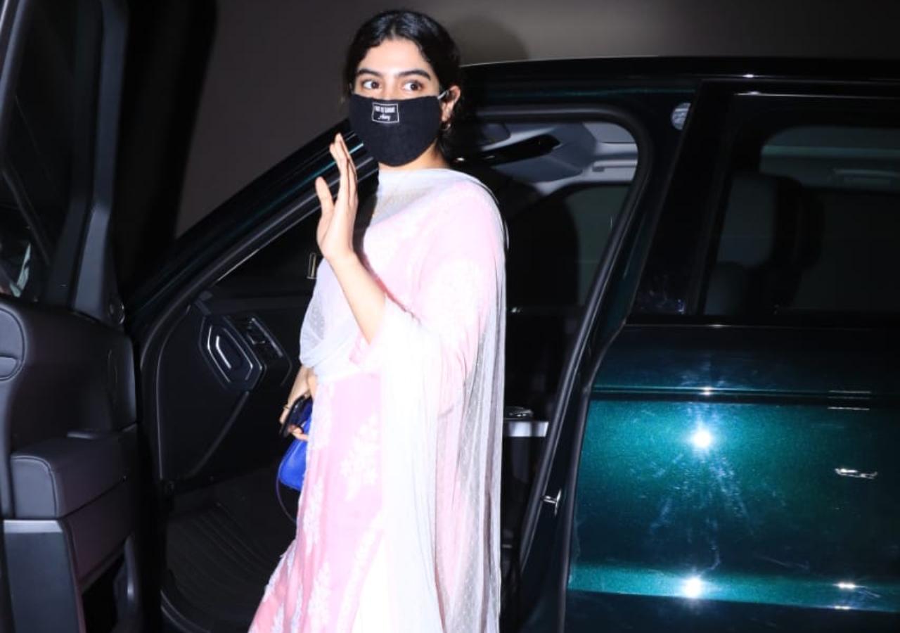 Janhvi's sister Khushi slayed in her traditional pink salwar suit. Just like her sister, she wore a black protective mask.