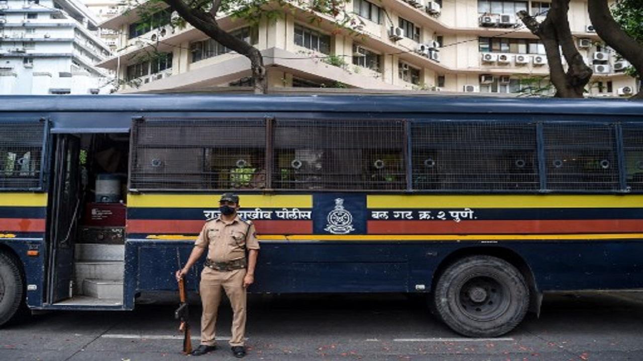 Mumbai: Cab driver posts photos on social media posing as cop, held