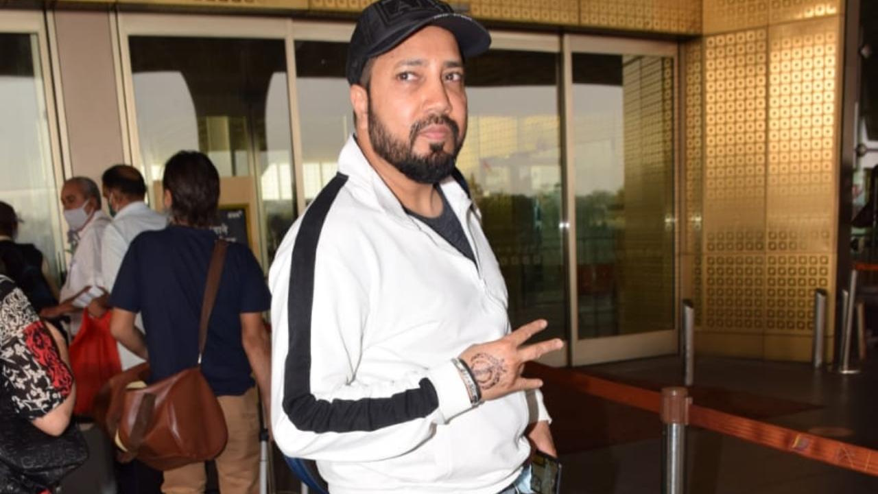 Singer Mika Singh was also clicked at the Mumbai Airport.