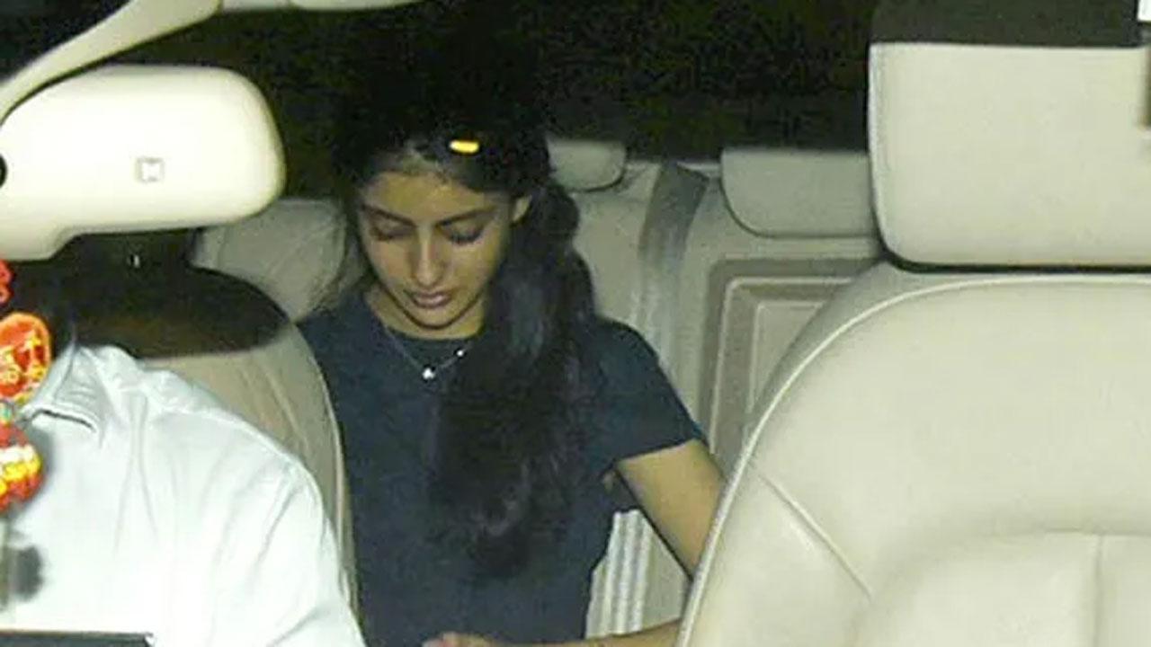 A user asks Navya Naveli Nanda what work her mother Shweta Bachchan Nanda does, this is her reply 