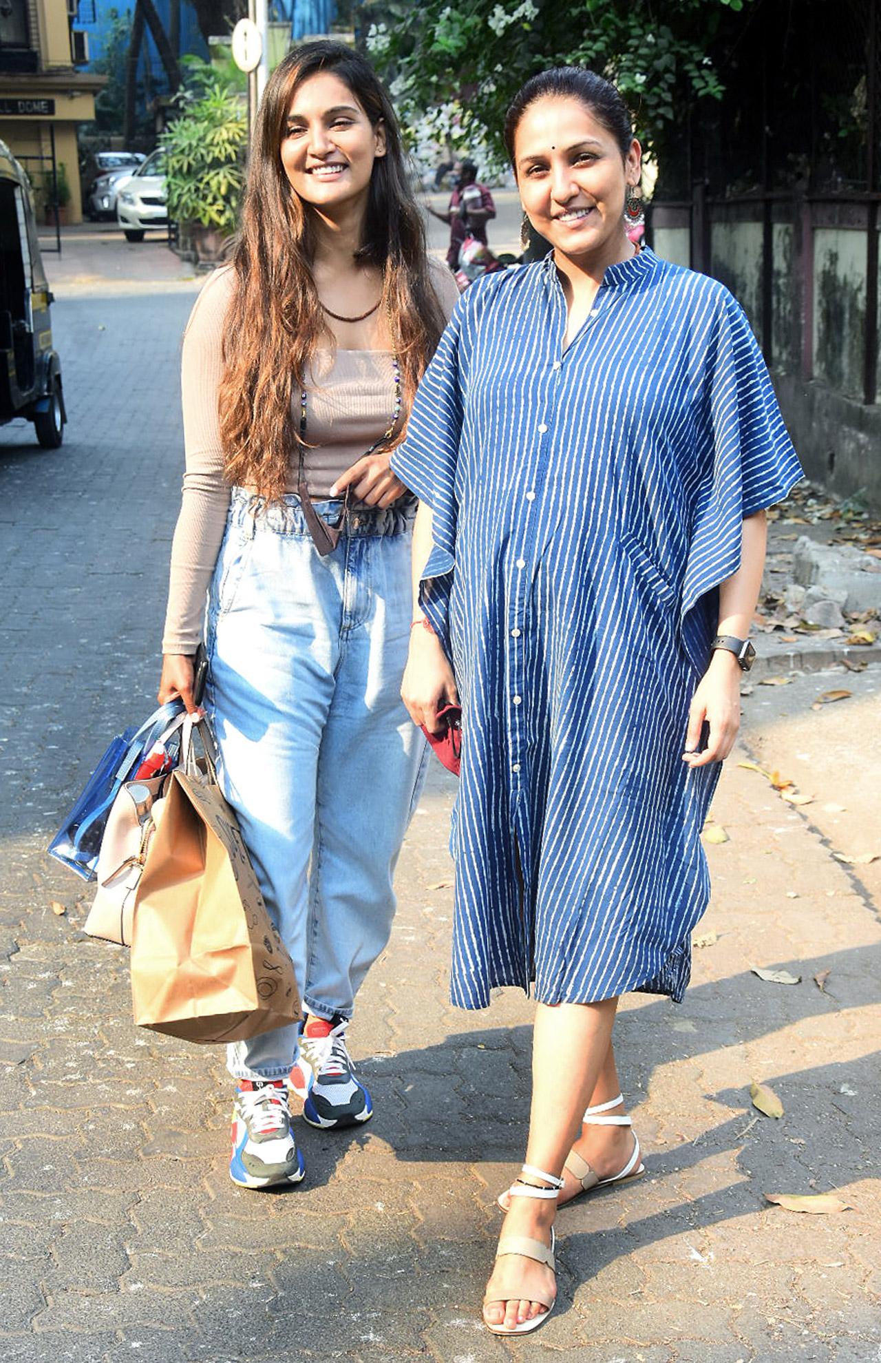 Singer Neeti Mohan, who is expecting her first child with husband, actor Nihaar Pandya, was clicked with her sister, Mukti Mohan in Bandra. The sister duo had stepped out for a cup of coffee, as per Mukti's Twitter post.