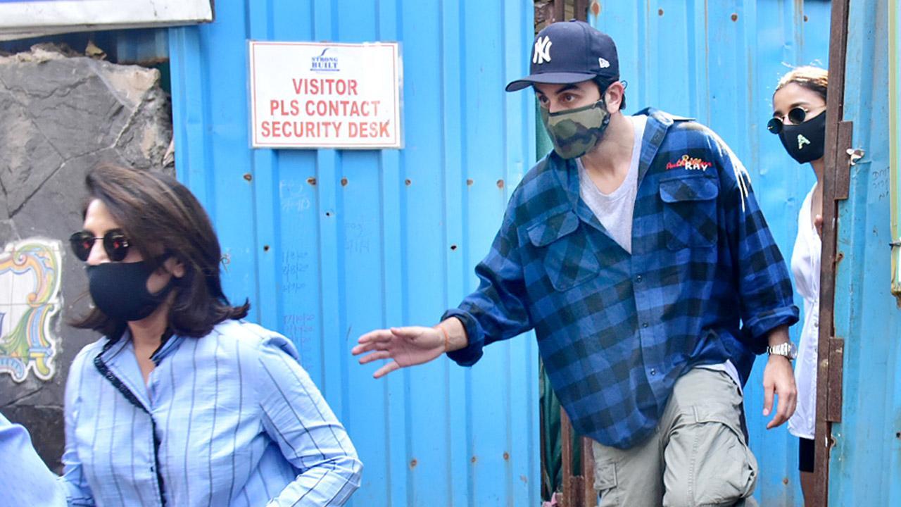 Ranbir, Alia, Neetu Kapoor at Krishna Raj bungalow's construction site