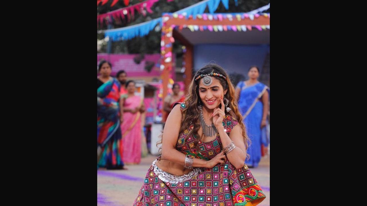 Indian Shakira Piyu Chouhan stars in latest Telugu song 'Kottu Kottu'