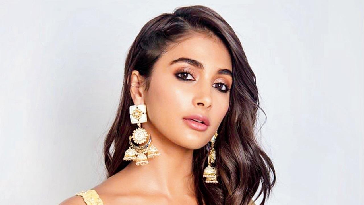 Hegde Sex - Fan asks Pooja Hegde to post a 'naked picture'; her response will make you  LOL