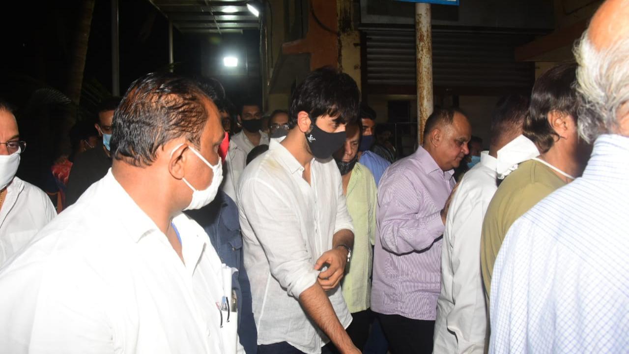 Ranbir Kapoor was seen lending a shoulder to his uncle Rajiv Kapoor's mortal remains for his last journey.
