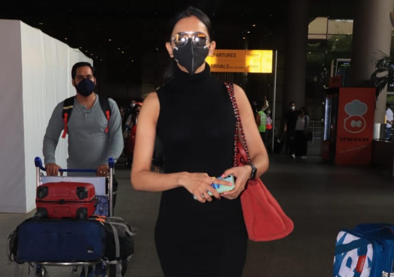 Rakul Preet Singh, who is working hard for her upcoming film Mayday, was clicked at the airport. 