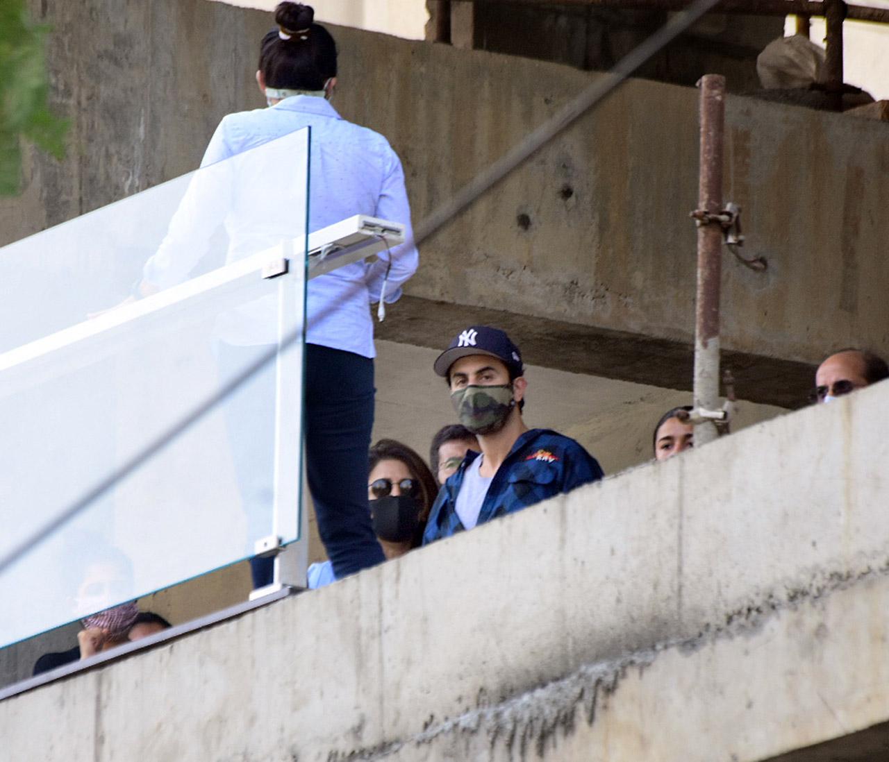 Ranbir Kapoor's mum Neetu Kapoor had also joined them. The veteran actress too visits the construction site for inspection with Ranbir.
