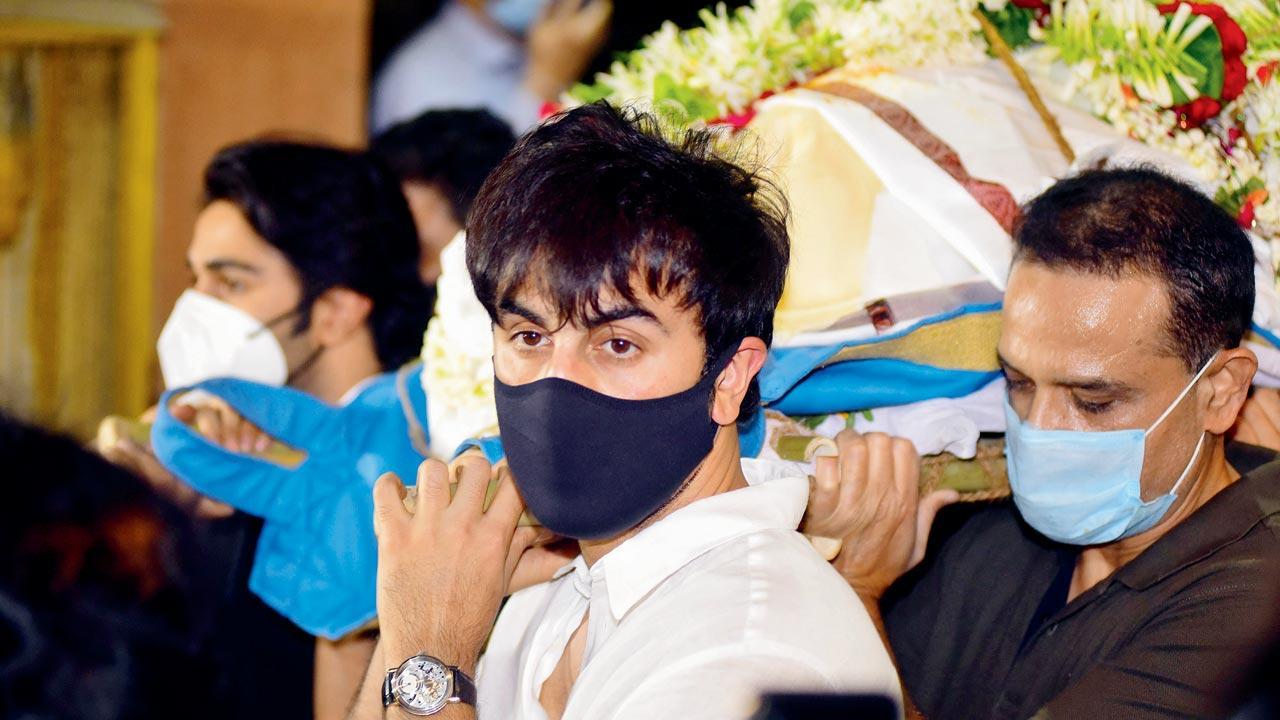 Tribute: Rajiv, youngest Kapoor sibling, cremated