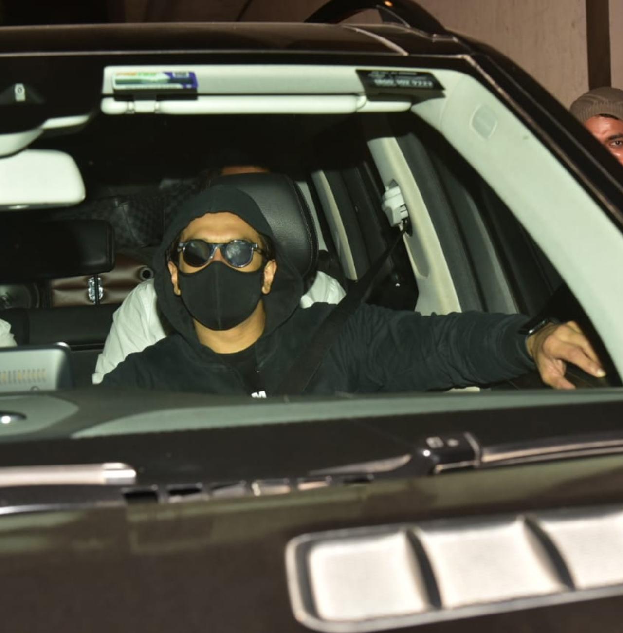 Ranveer Singh was snapped outside his dance classes in Bandra. The actor opted for black t-shirt and a protective mask to prevent the spread of COVID-19.