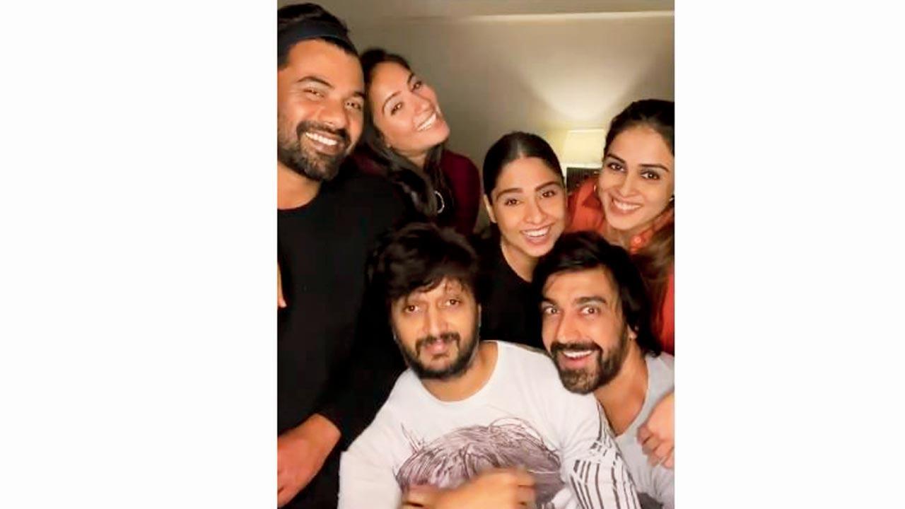 Watch videos: Riteish and Genelia Deshmukh and the 'dhamaal' buddies dance their heart out
