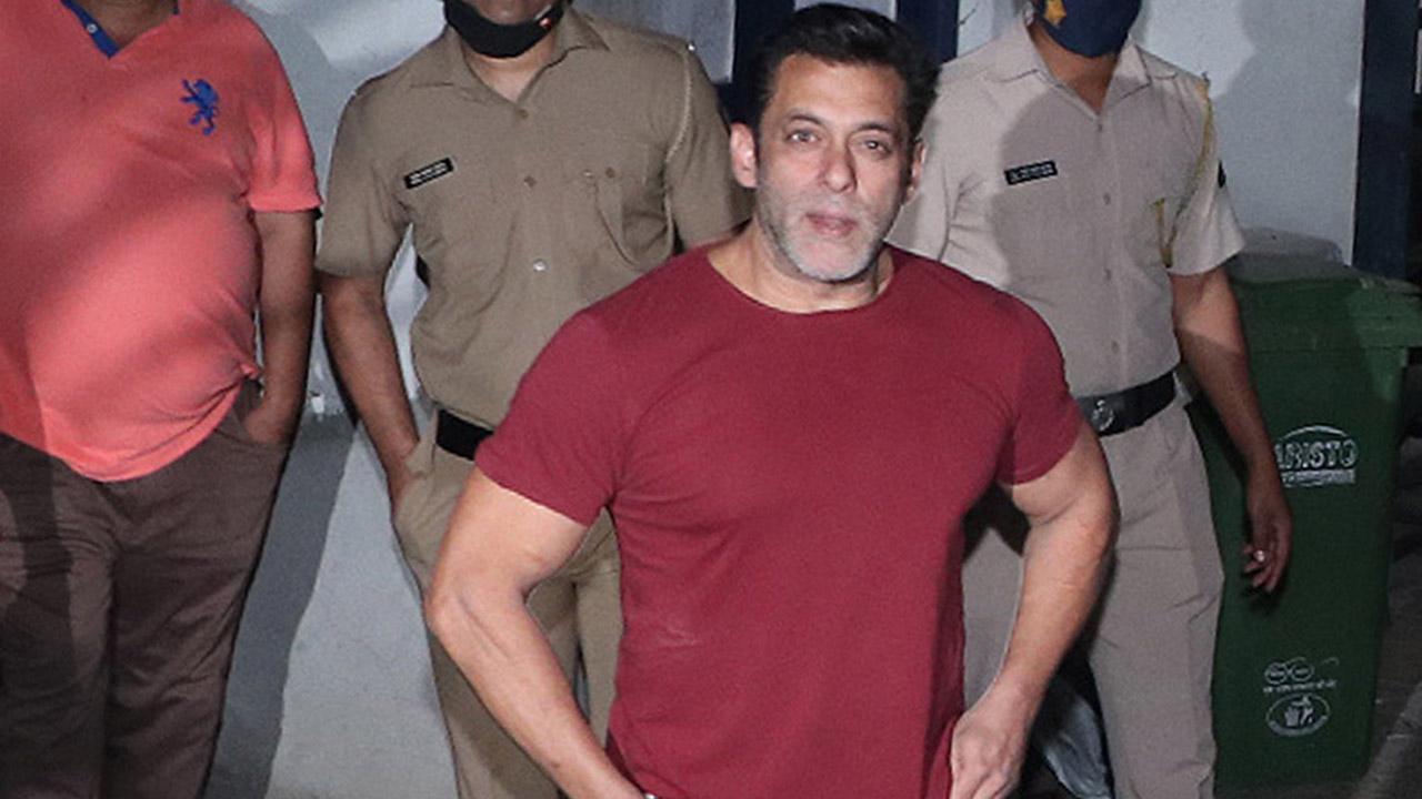 Salman Khan was clicked outside a dubbing studio in Bandra, Mumbai. The actor opted for a casual outfit - maroon t-shirt and ripped jeans. Khan obliged for pictures, upon paparazzi's request.