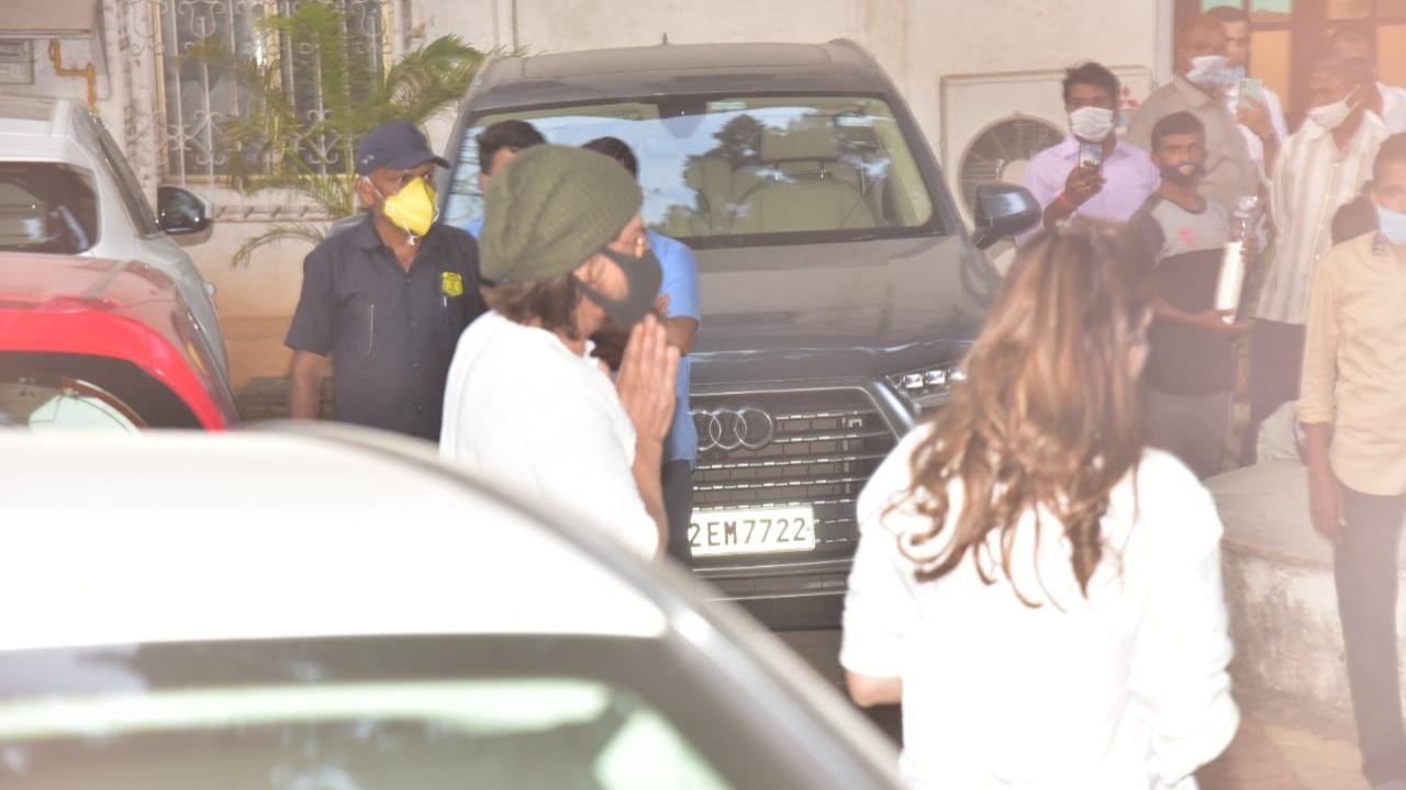 Shah Rukh Khan and his wife Gauri Khan also came in to pay their respects to Rajiv Kapoor.