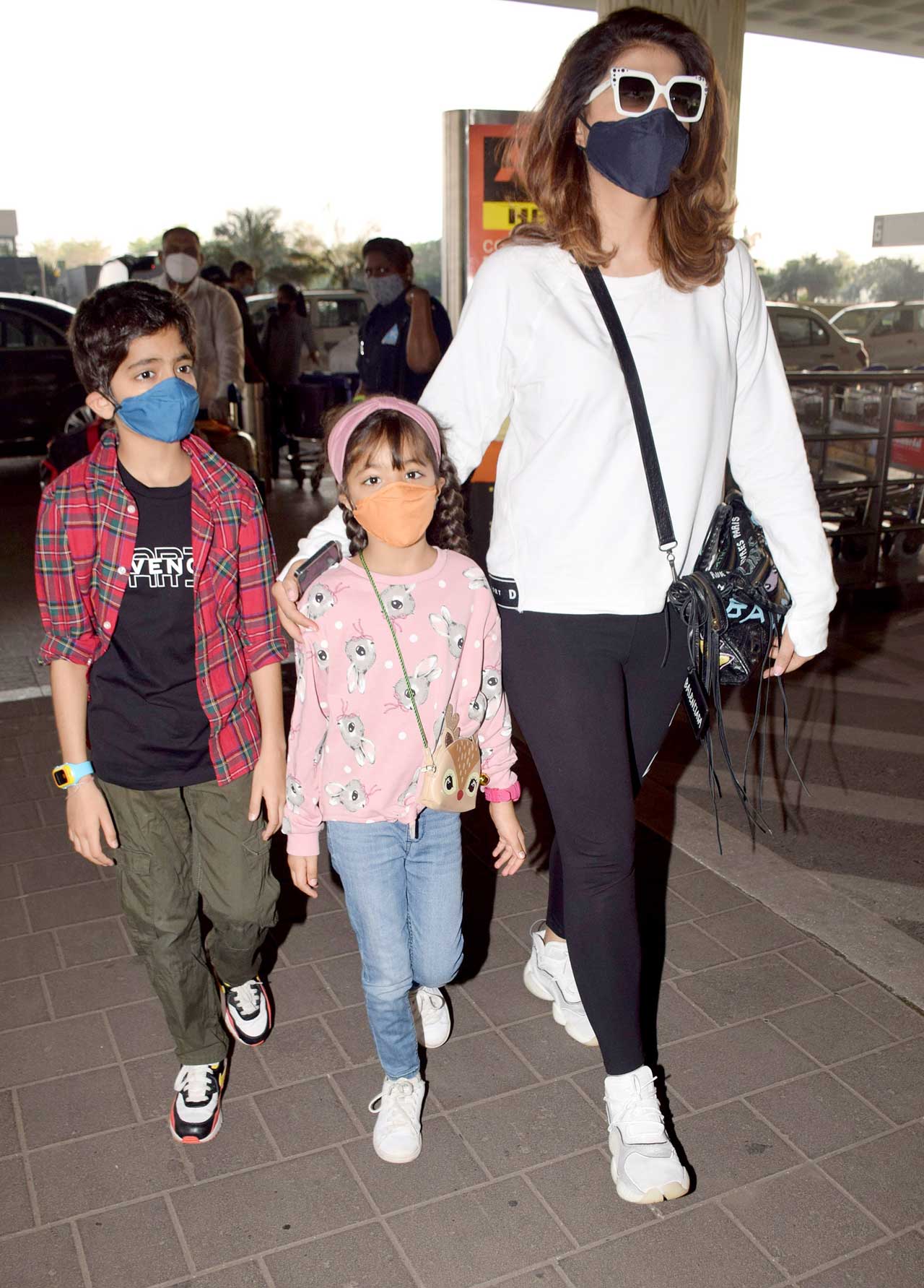 Tahira Kashyap, who turned author with The 12 Commandments of Being a Woman, was clicked with kids - Varushka and Virajveer at the Mumbai airport. Tahira opted for a white sweater top, paired with black jegging as her airport look.