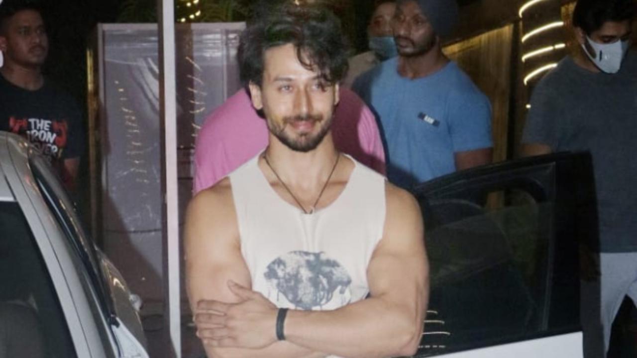 See Photo: Tiger Shroff flaunts his perfect washboard abs in pool picture