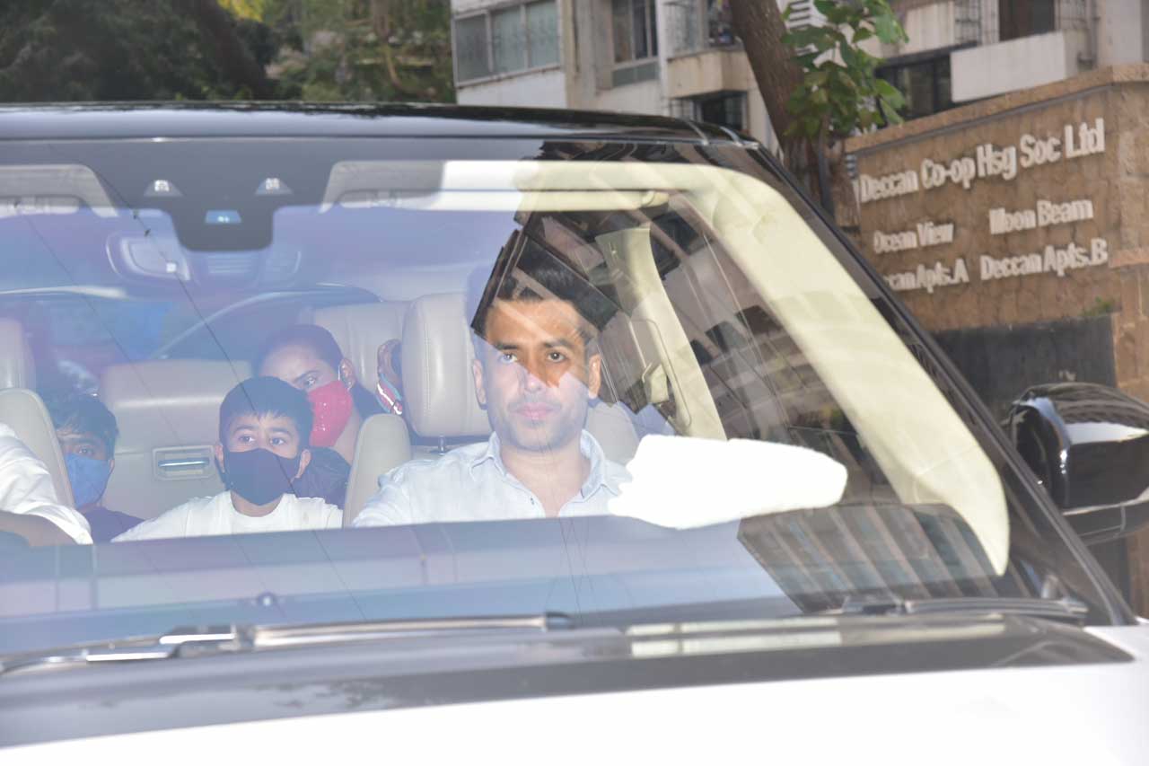 Tusshar Kapoor and Laksshya Kapoor also attended Yash and Roohi's birthday celebration.