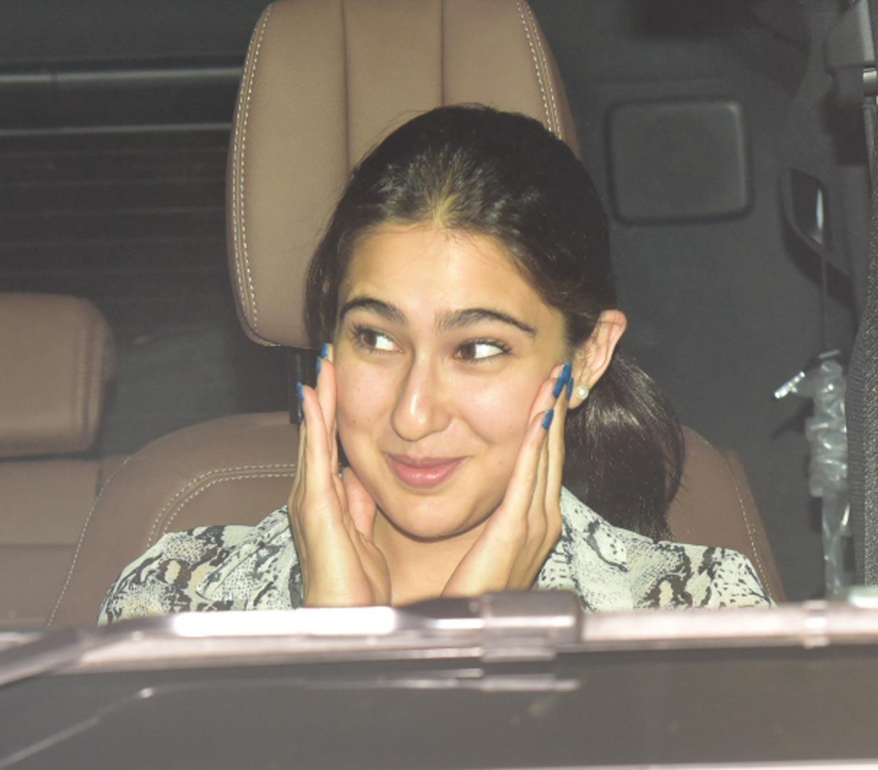 In Picture: Varun's Coolie No 1 co-star Sara Ali Khan clicked while arriving at the venue. 