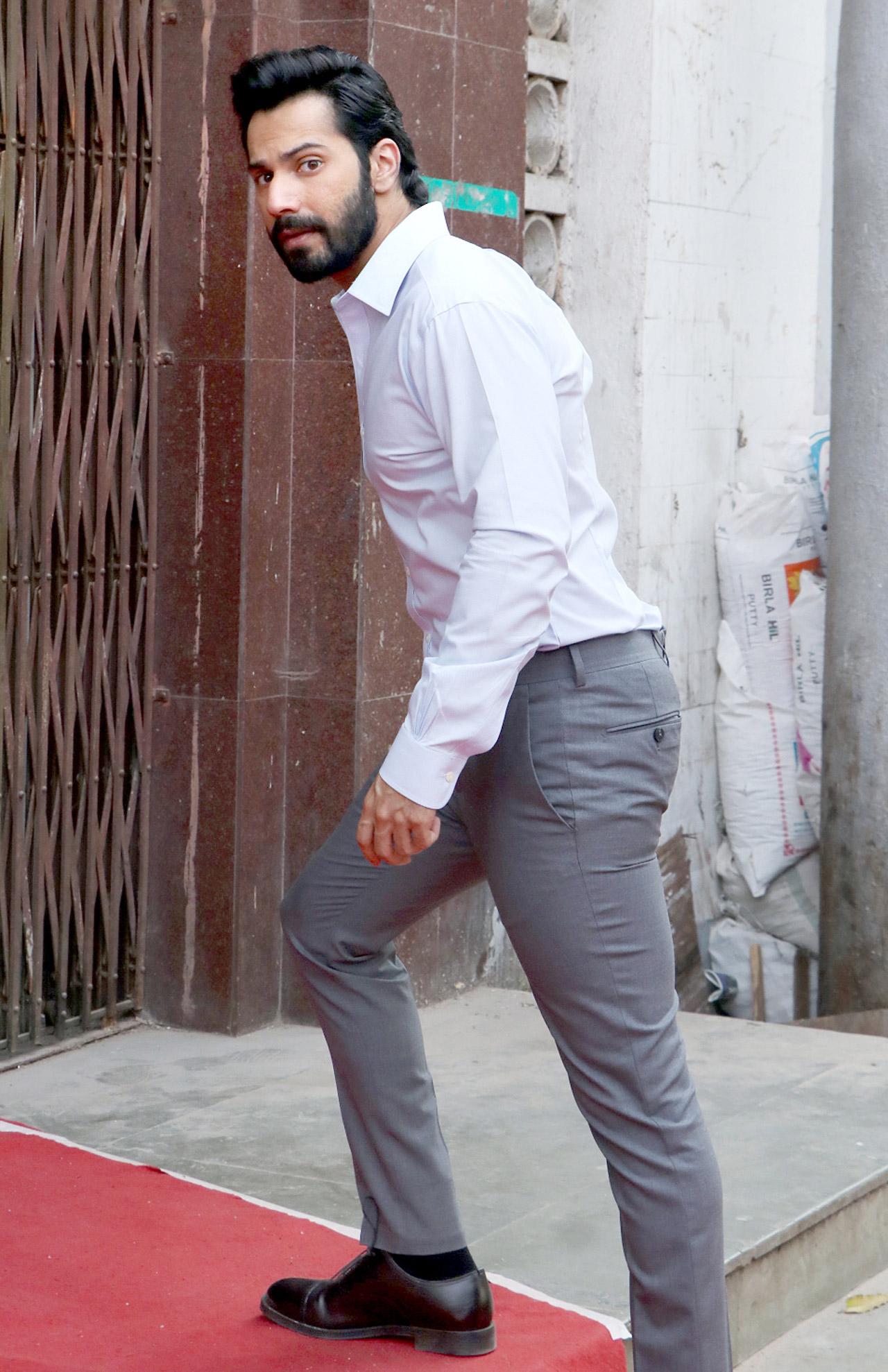 Varun Dhawan was shooting in Filmcity, Goregaon when he was clicked by the paparazzi. The actor looked dapper in formals. Looks like, he was shooting for a commercial.