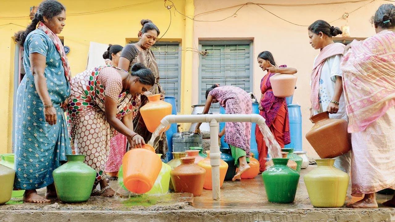 Madhya Pradesh: 200 women cut through hill to solve water crisis