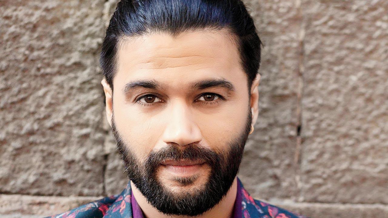 Start the music: Stand-up comedian and host BallRaaj croons Aadhe Sa Hun