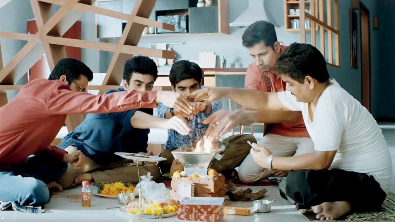 Aapkey Kamrey Mein Koi Rehta Hai Web Review: No chills, little laughs
