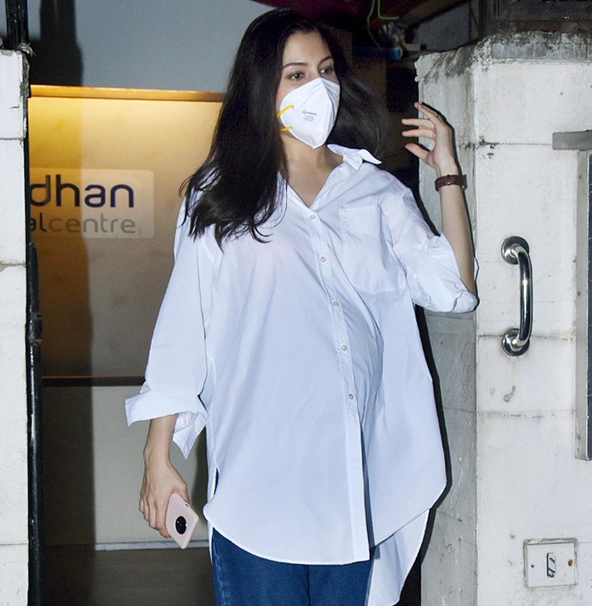 Pregnancy is certainly not keeping Anushka Sharma away from fans as she keeps sharing updates on her Instagram account. On Monday (January 4), she shared a boomerang video, in which, she could be seen on a treadmill and working out in the gym.
In picture: Anushka Sharma seen leaving the clinic in Juhu.