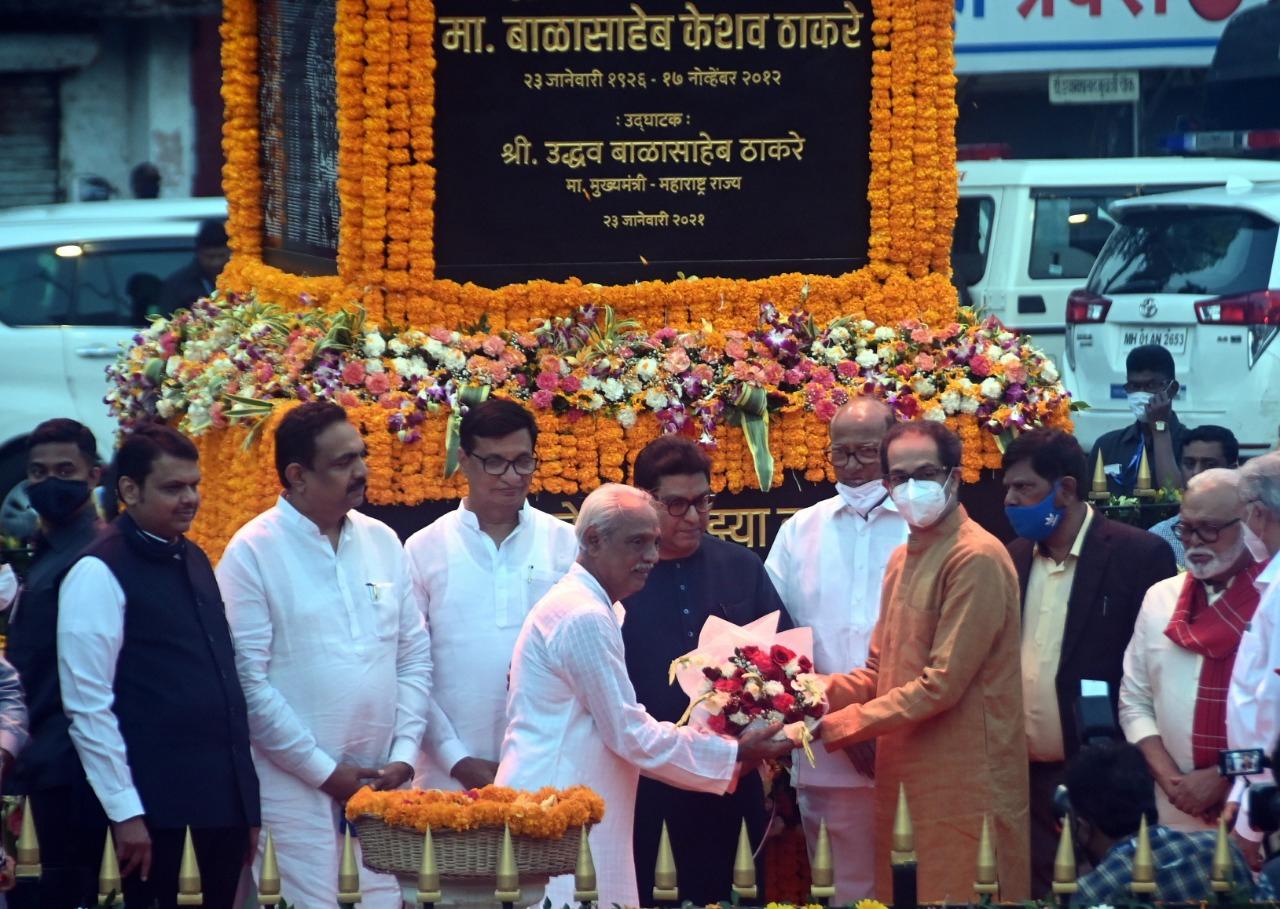 The statue, which is located at the busy roundabout between Chhatrapati Shivaji Maharaj Vastu Sangrahalaya and the National Gallery of Modern Art in south Mumbai was made by a sculptor Shashikant Wadke, who was later facilitated by CM Uddhav Thackeray himself.